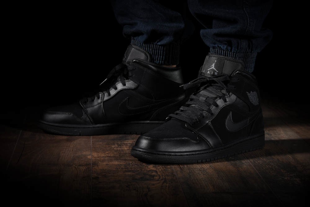 NIKE AIR JORDAN 1 RETRO MID TRIPLE BLACK