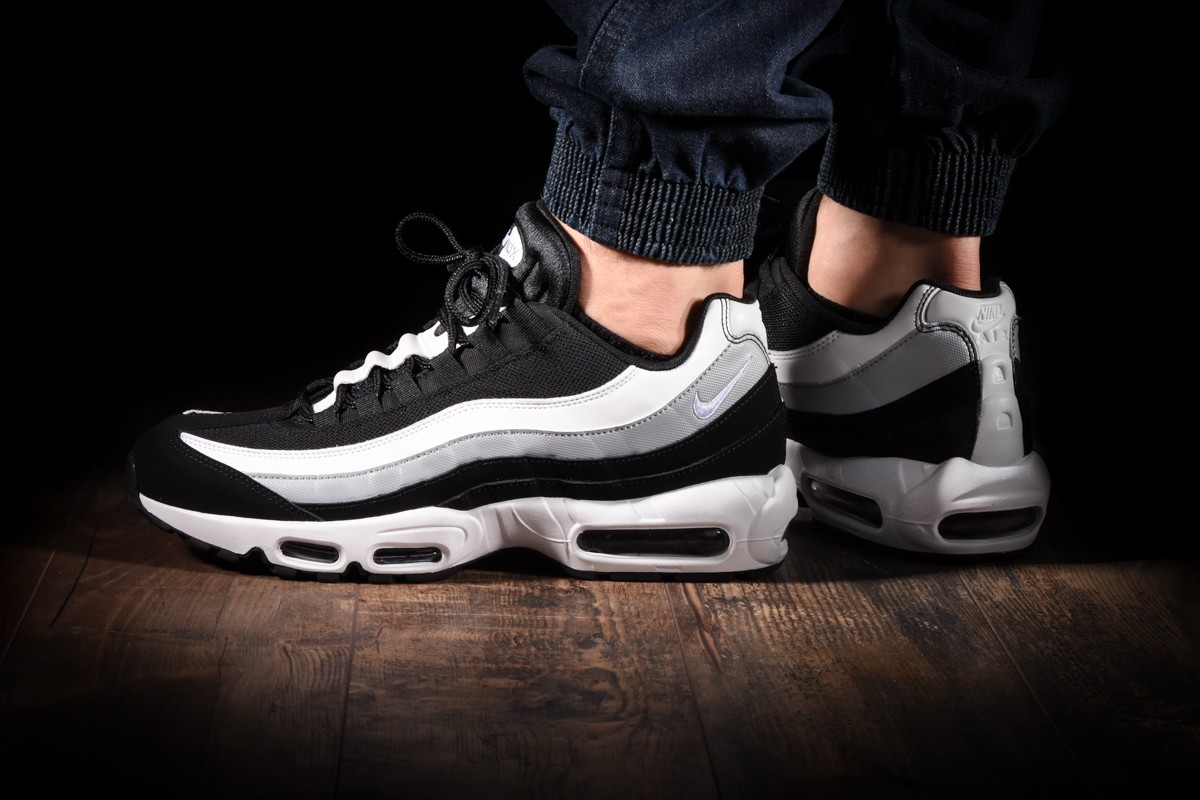 difference between air max 95 essential and premium