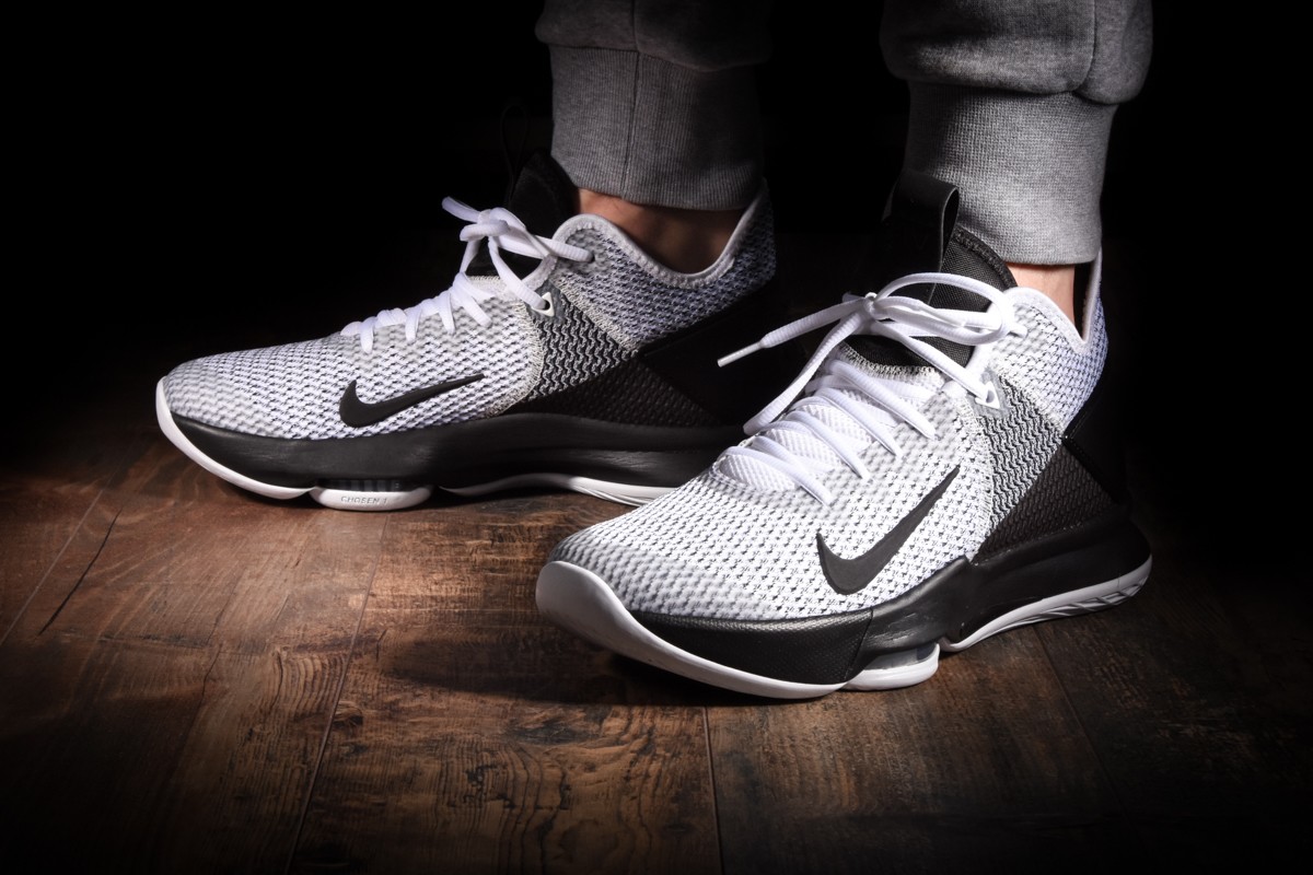 NIKE LEBRON WITNESS IV BLACK WHITE
