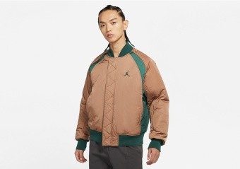 AIR JORDAN ESSENTIALS STATEMENT MA-1 JACKET NOBLE GREEN/ARCHAEO BROWN por €199,00 | Basketzone.net